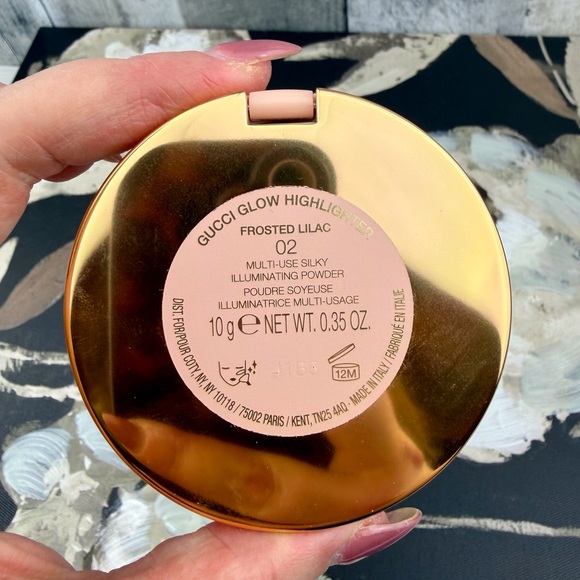 Gucci Glow Highlighter Pressed Powder in Frosted Lilac. - Picture 6 of 12